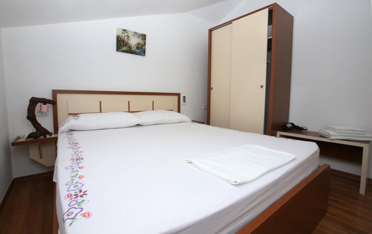 Guest House Himaj Берат Екстер'єр фото